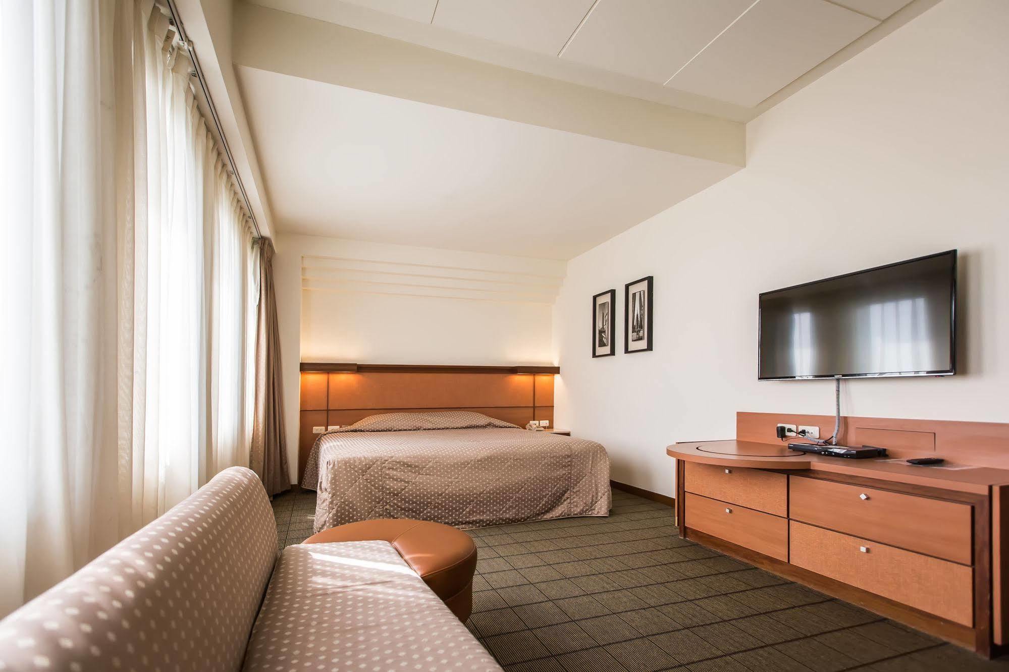 Yhc Hotel Tajnan Kültér fotó